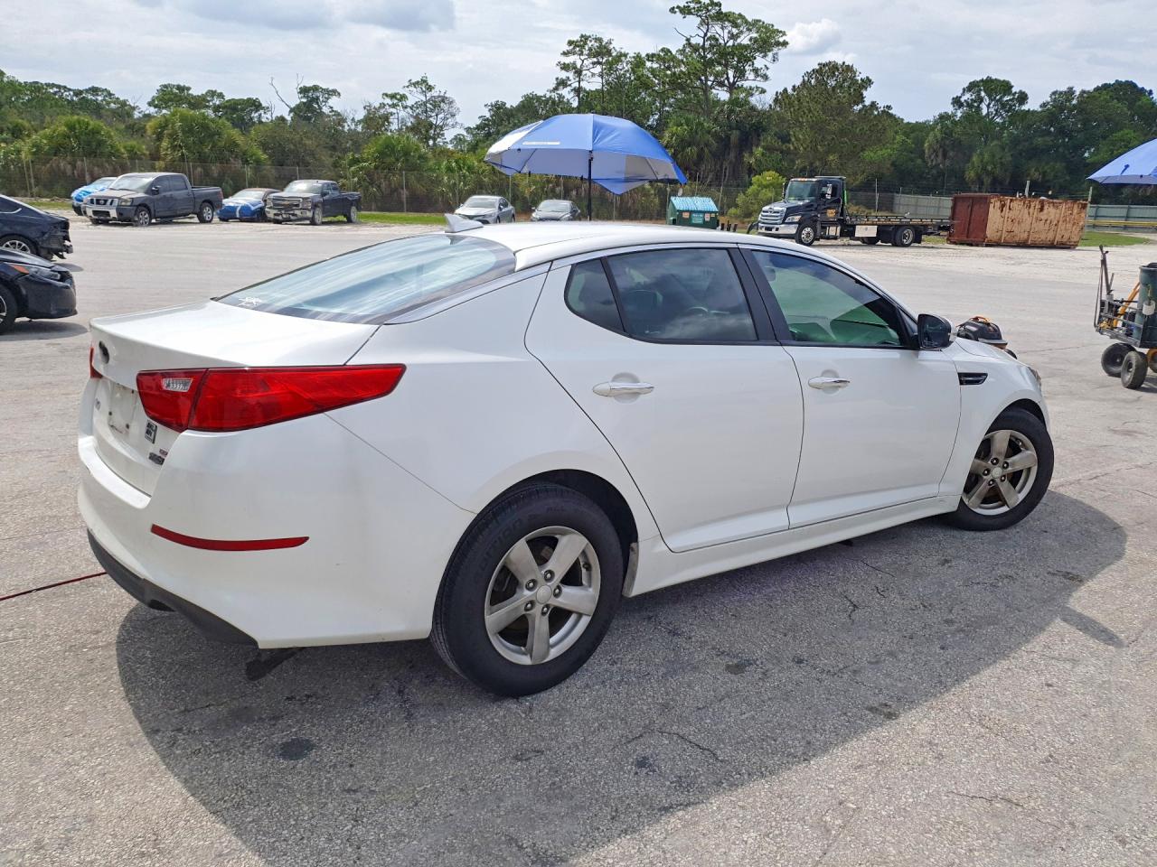 2015 Kia Optima Lx Белый vin: KNAGM4A74F5648701