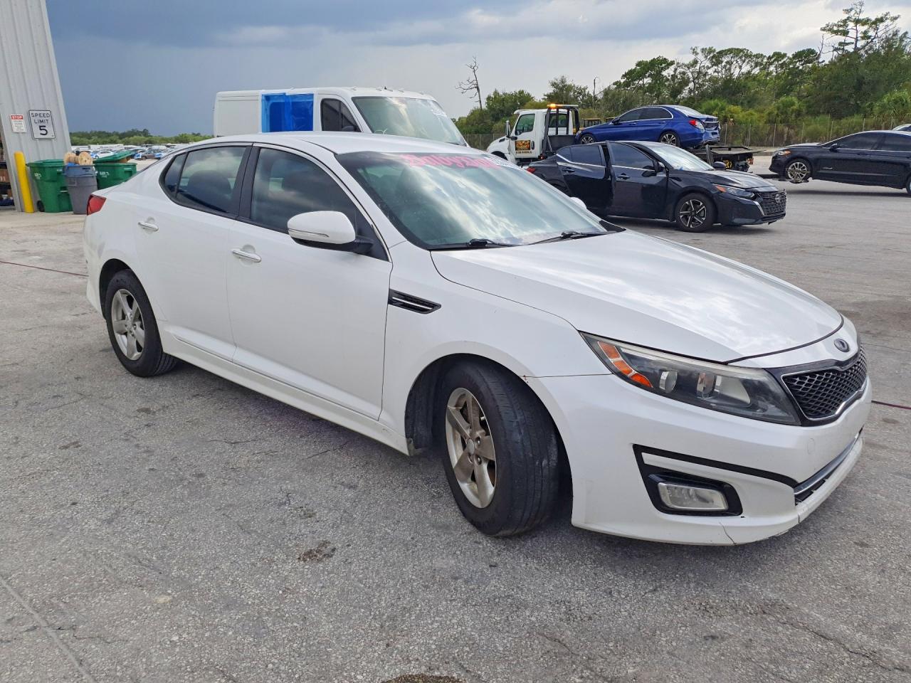 2015 Kia Optima Lx Белый vin: KNAGM4A74F5648701