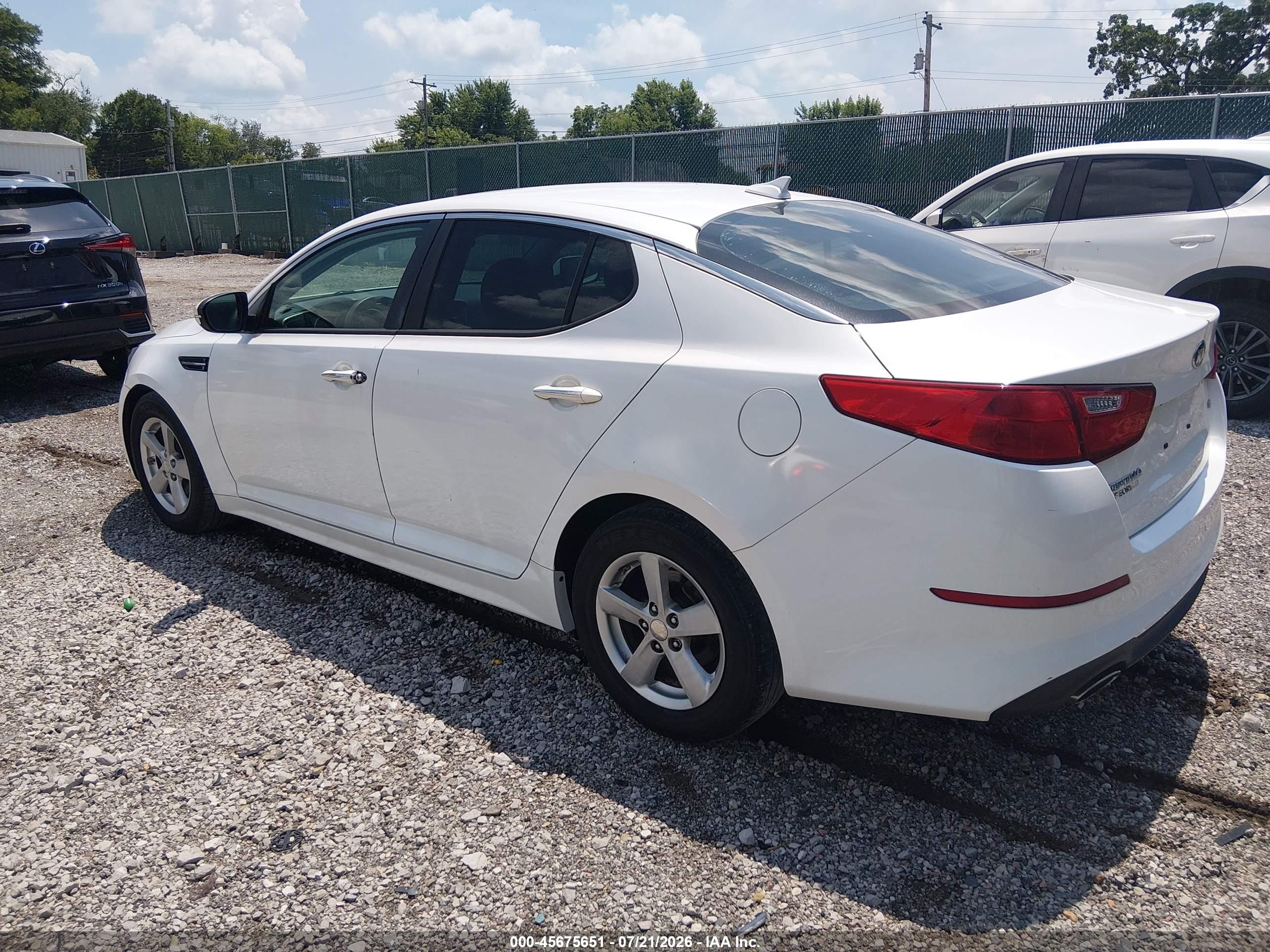2015 Kia Optima Lx Белый vin: KNAGM4A75F5590632