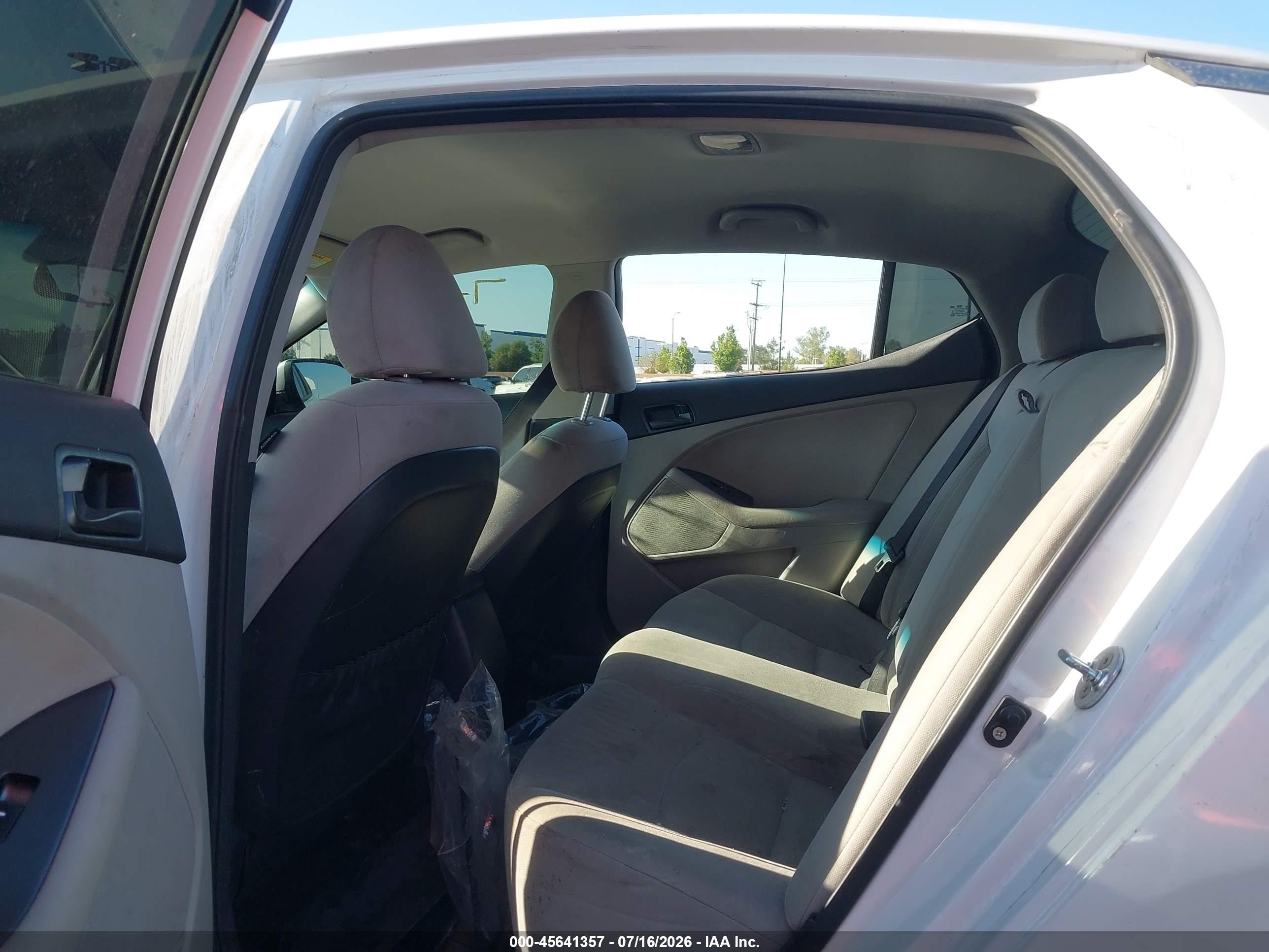 2015 Kia Optima Lx Белый vin: KNAGM4A75F5629865