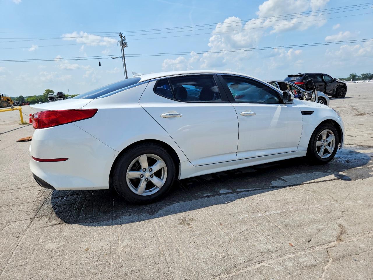 2015 Kia Optima Lx Белый vin: KNAGM4A77F5575355