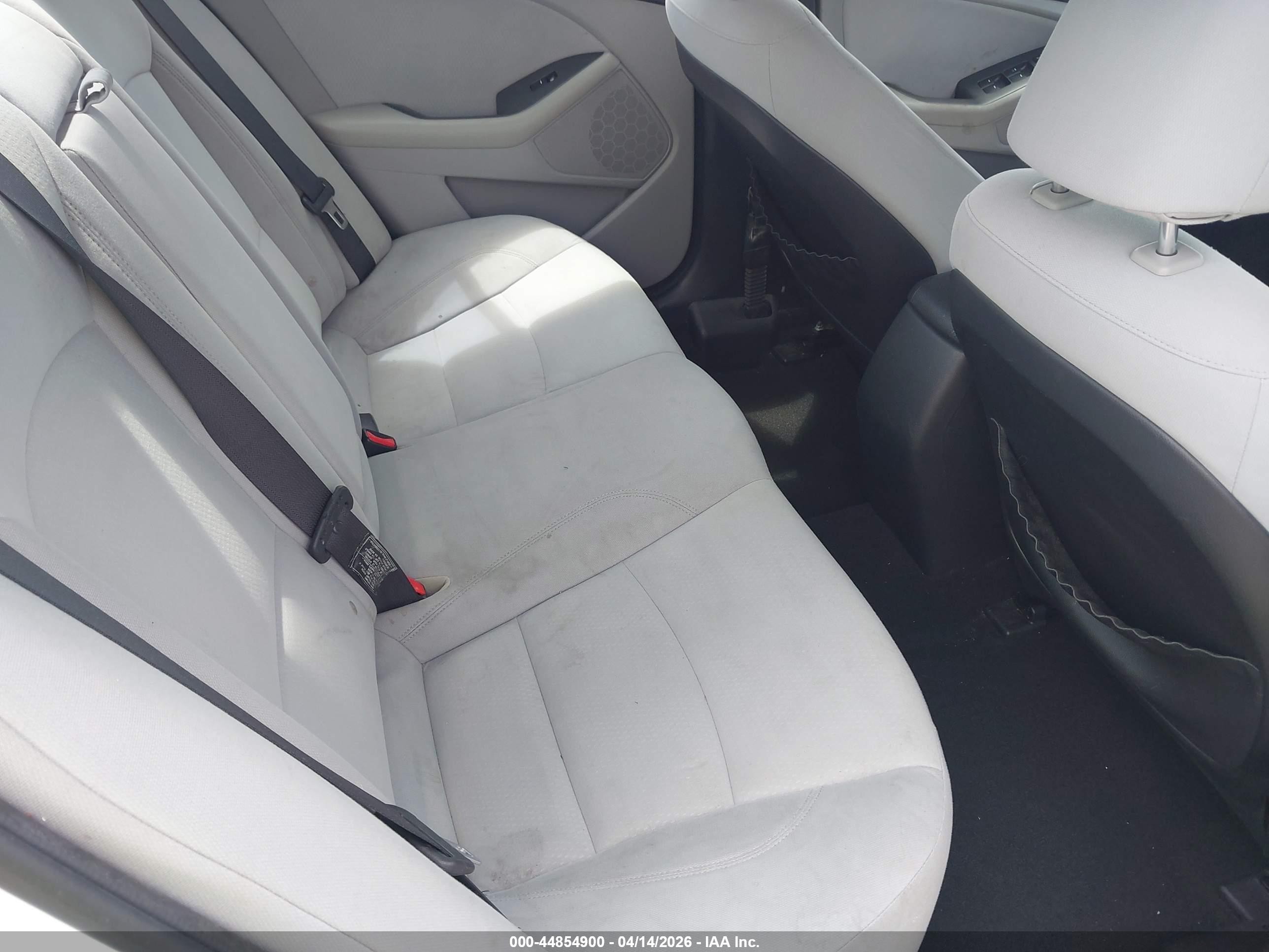 2015 Kia Optima Lx White vin: KNAGM4A79F5540431