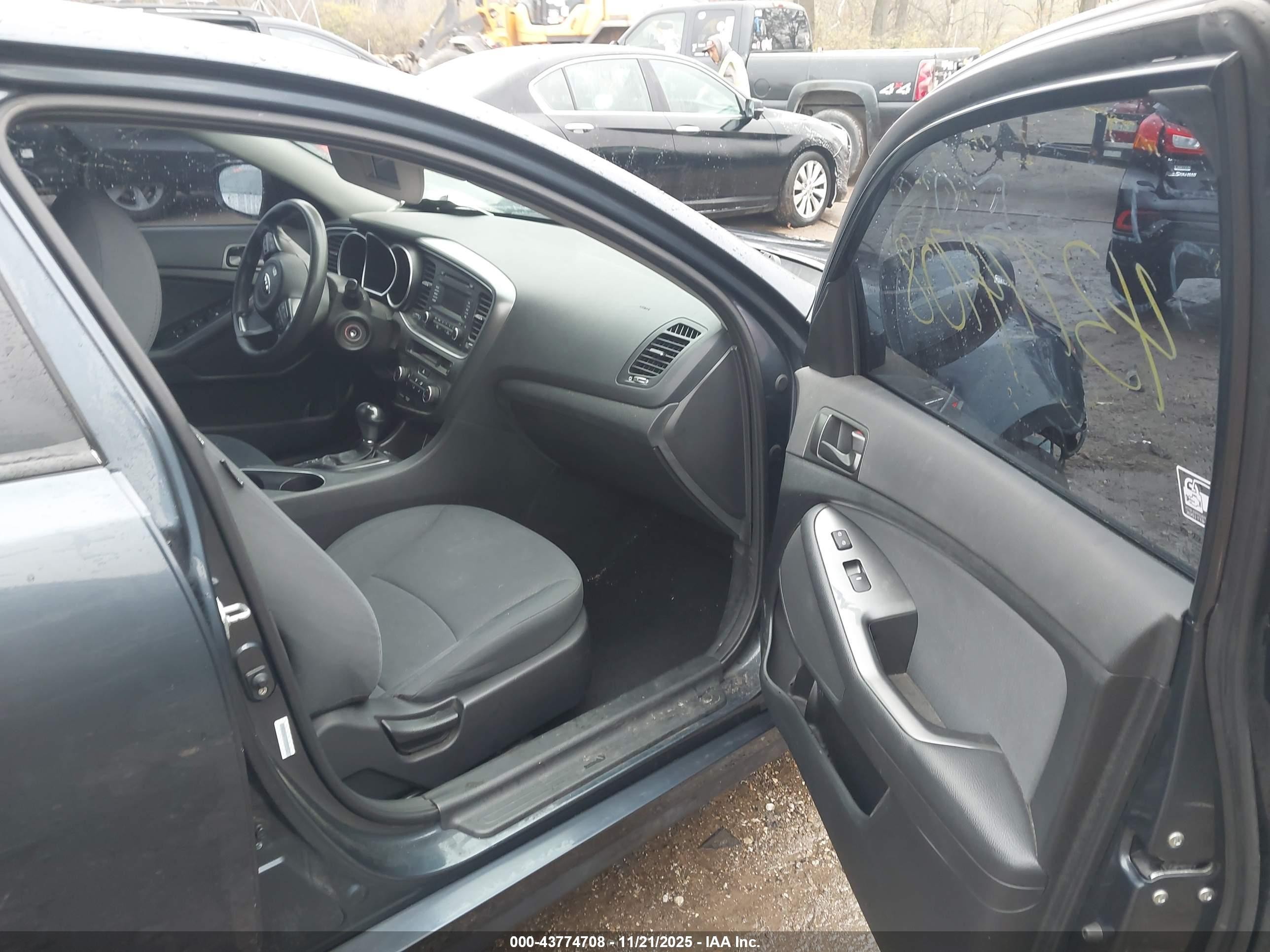 2015 Kia Optima Lx Синий vin: KNAGM4A7XF5555522