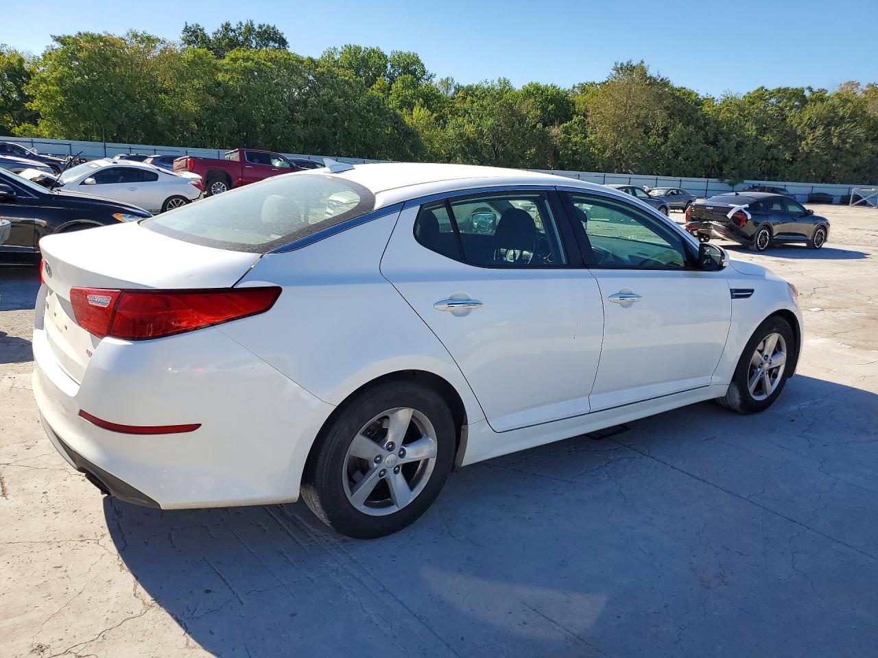 2015 Kia Optima Lx Белый vin: KNAGM4A7XF5646791