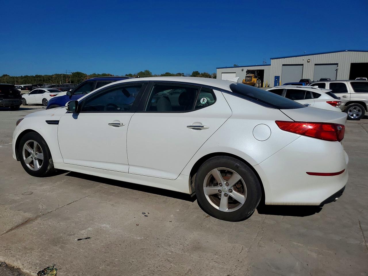 2015 Kia Optima Lx Белый vin: KNAGM4A7XF5646791