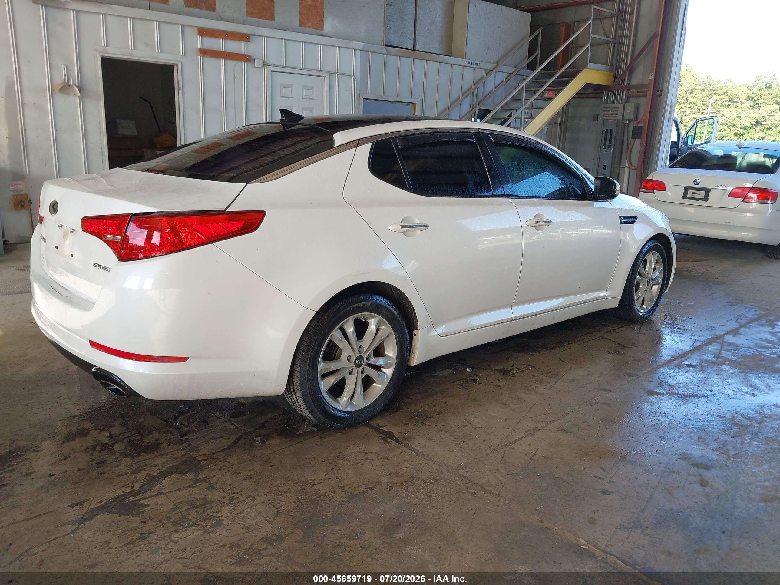 2011 Kia Optima Ex White vin: KNAGN4A74B5054522
