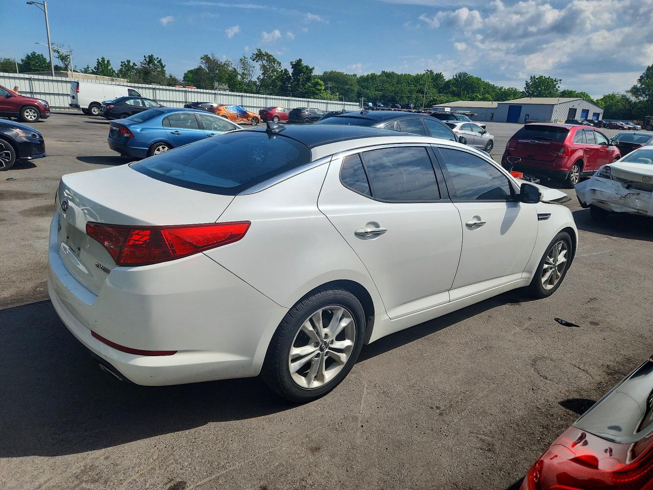 2011 Kia Optima Ex White vin: KNAGN4A75B5168948