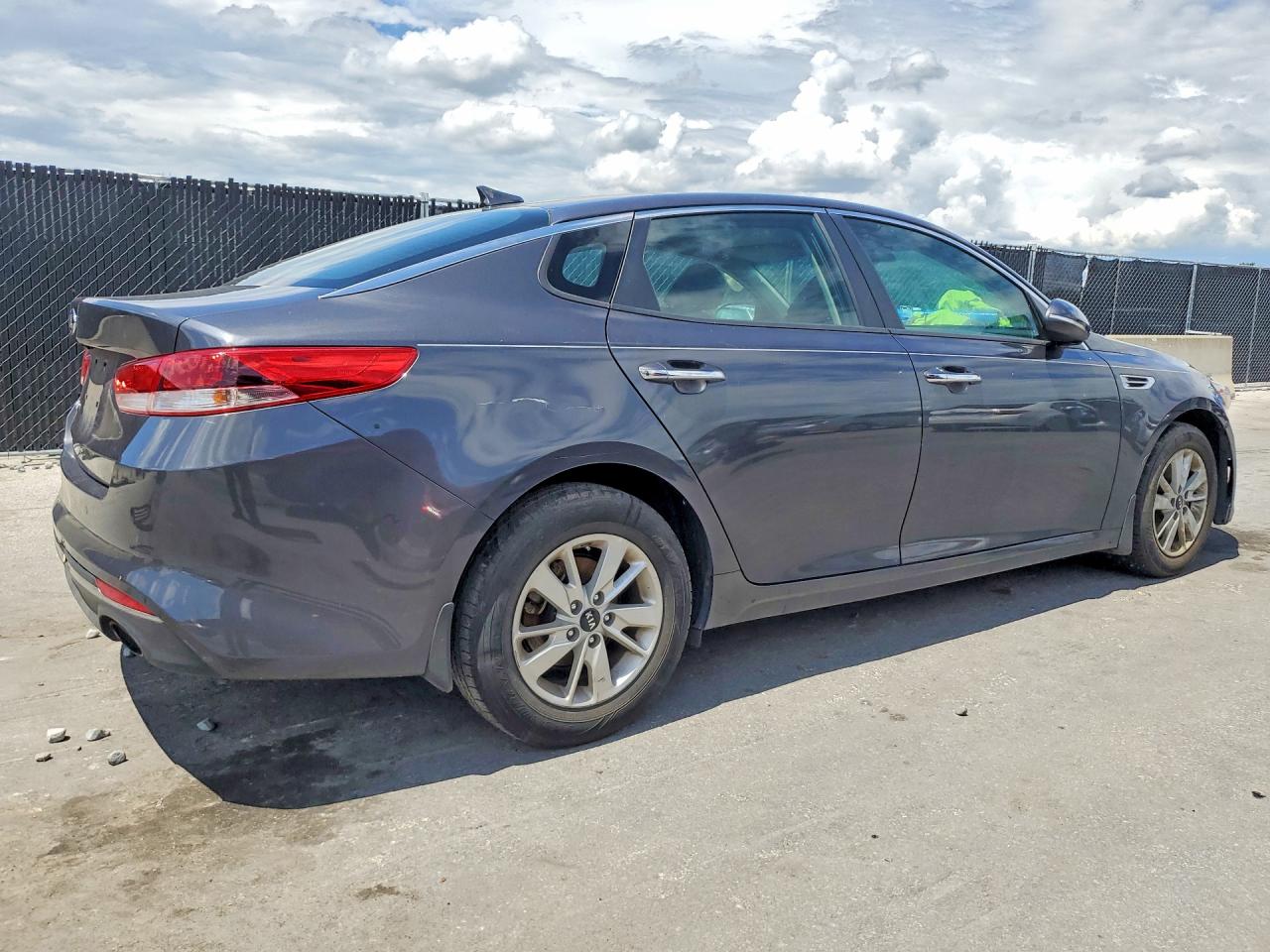 2018 Kia Optima Lx Серый vin: KNAGT4L35J5212106