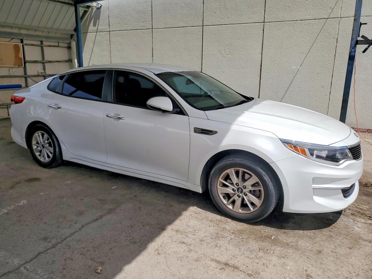 2016 Kia Optima Lx Белый vin: KNAGT4L3XG5072983