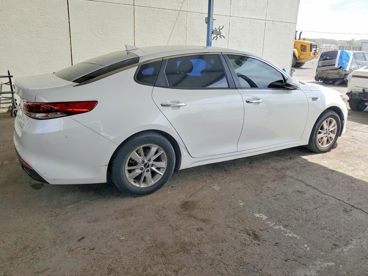 2016 Kia Optima Lx Белый vin: KNAGT4L3XG5072983