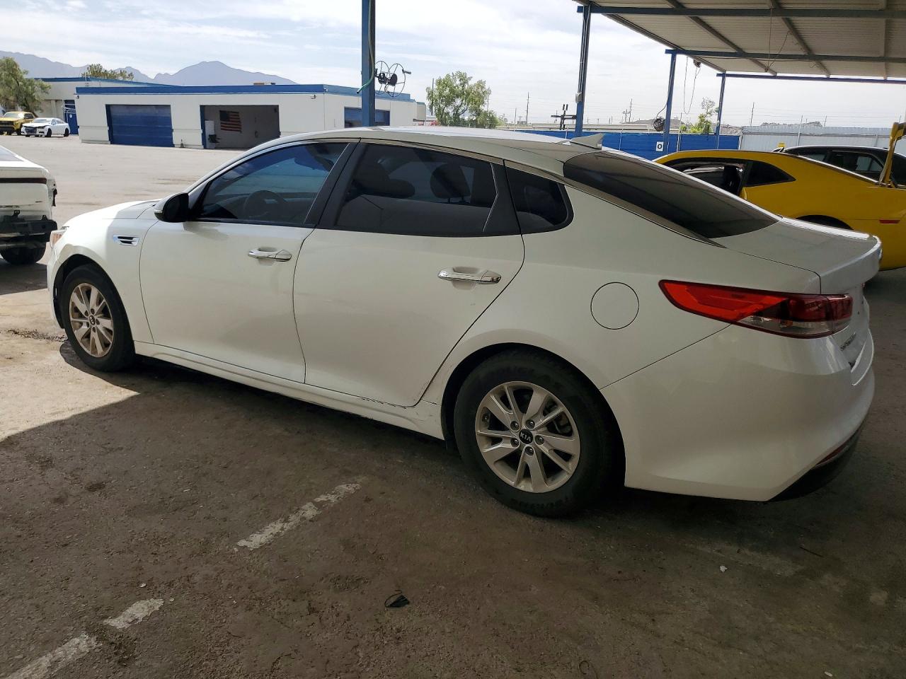 2016 Kia Optima Lx Белый vin: KNAGT4L3XG5072983
