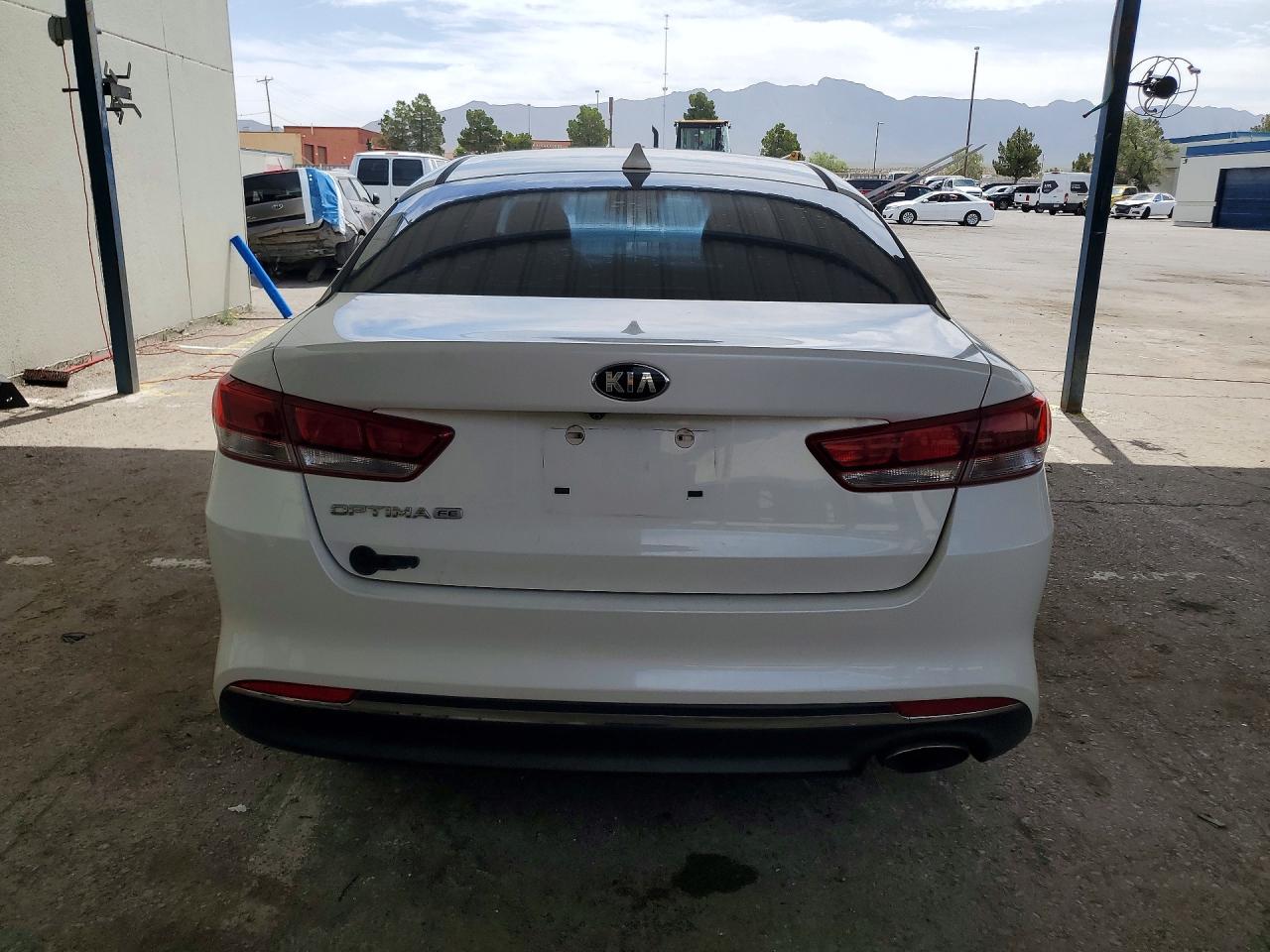 2016 Kia Optima Lx Белый vin: KNAGT4L3XG5072983
