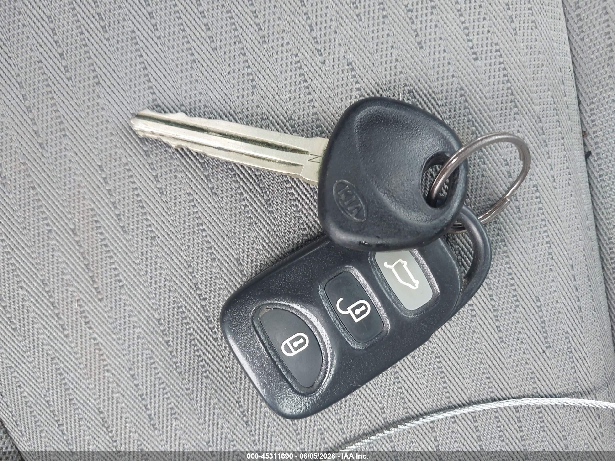 2010 Kia Rondo Lx Blue vin: KNAHG8C80A7303770