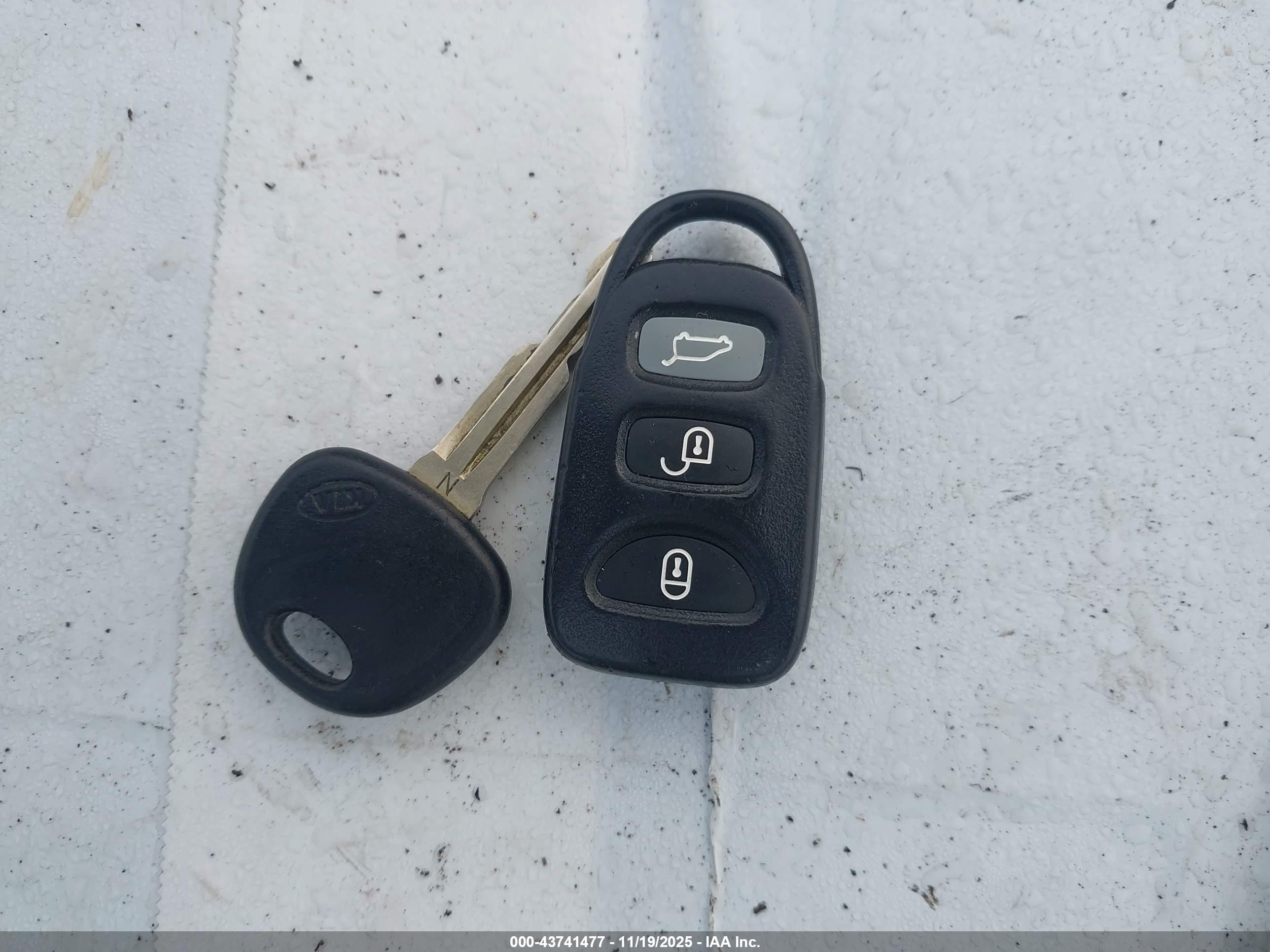 2010 Kia Rondo Lx Black vin: KNAHG8C90A7305401