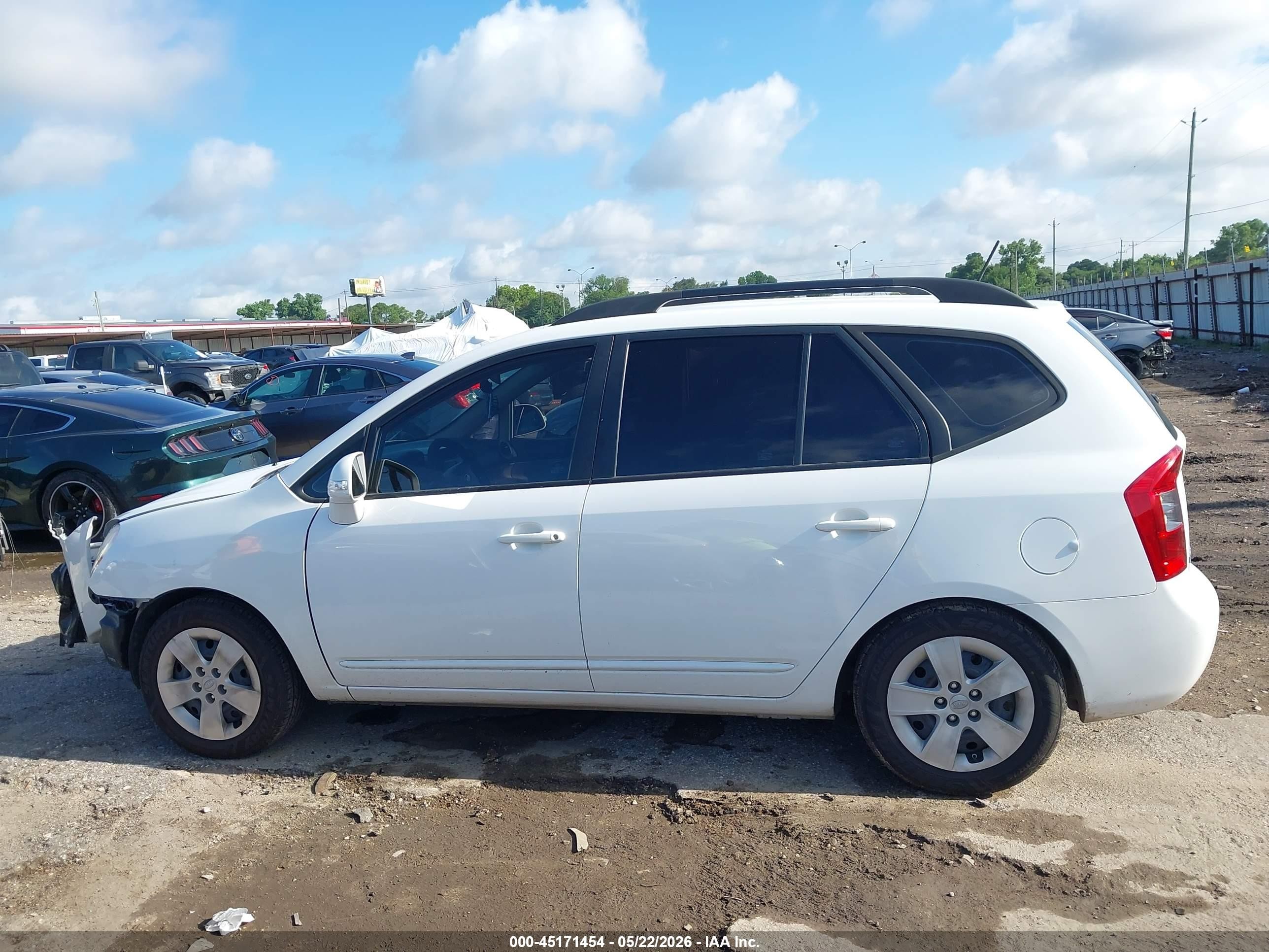 2010 Kia Rondo Lx White vin: KNAHG8C96A7308884