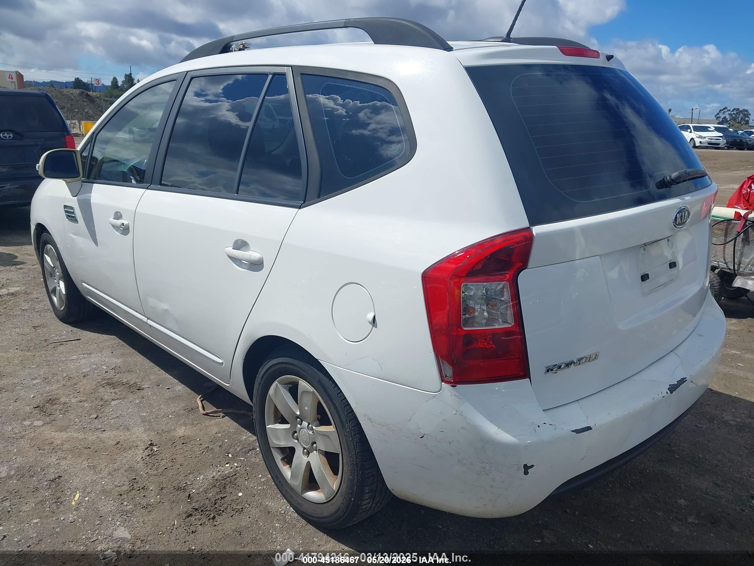 2010 Kia Rondo Lx Белый vin: KNAHG8C98A7302651
