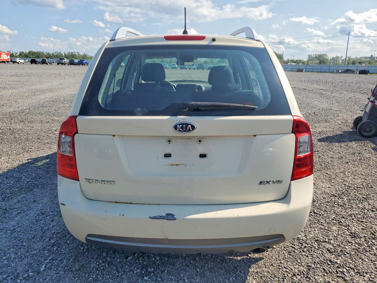 2012 Kia Rondo Cream vin: KNAHH8A65C7408564