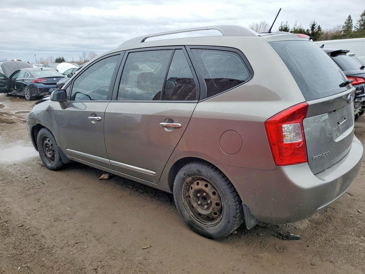 2011 Kia Rondo Серебряный vin: KNAHH8C60B7360130