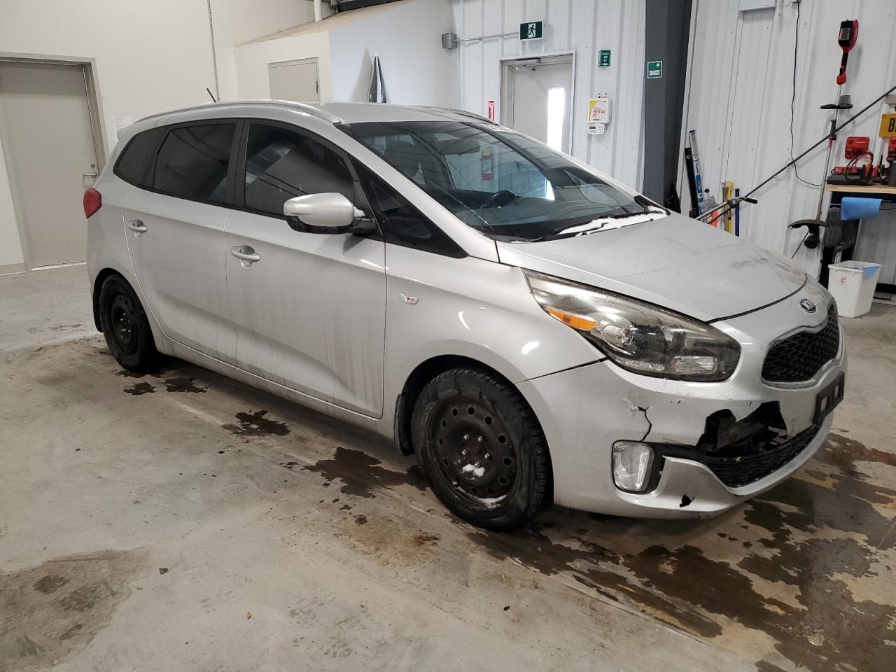 2016 Kia Rondo  Silver vin: KNAHT8A33G7129415