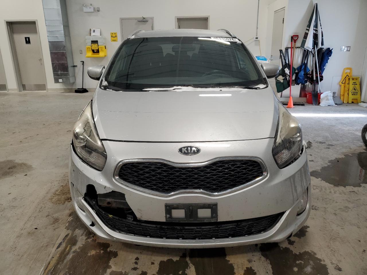 2016 Kia Rondo  Silver vin: KNAHT8A33G7129415