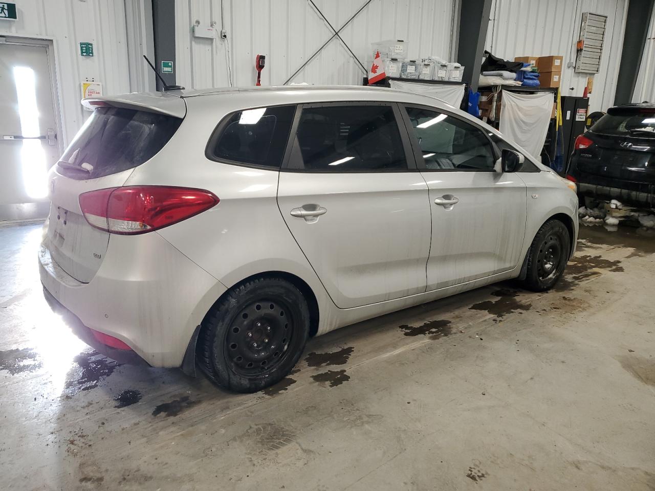 2016 Kia Rondo  Silver vin: KNAHT8A33G7129415