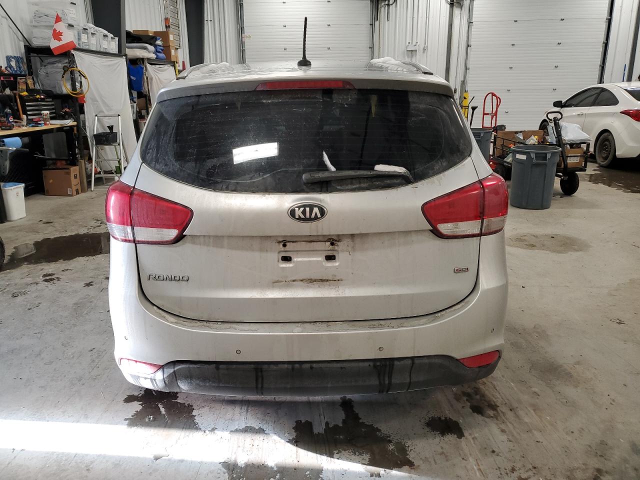 2016 Kia Rondo  Silver vin: KNAHT8A33G7129415