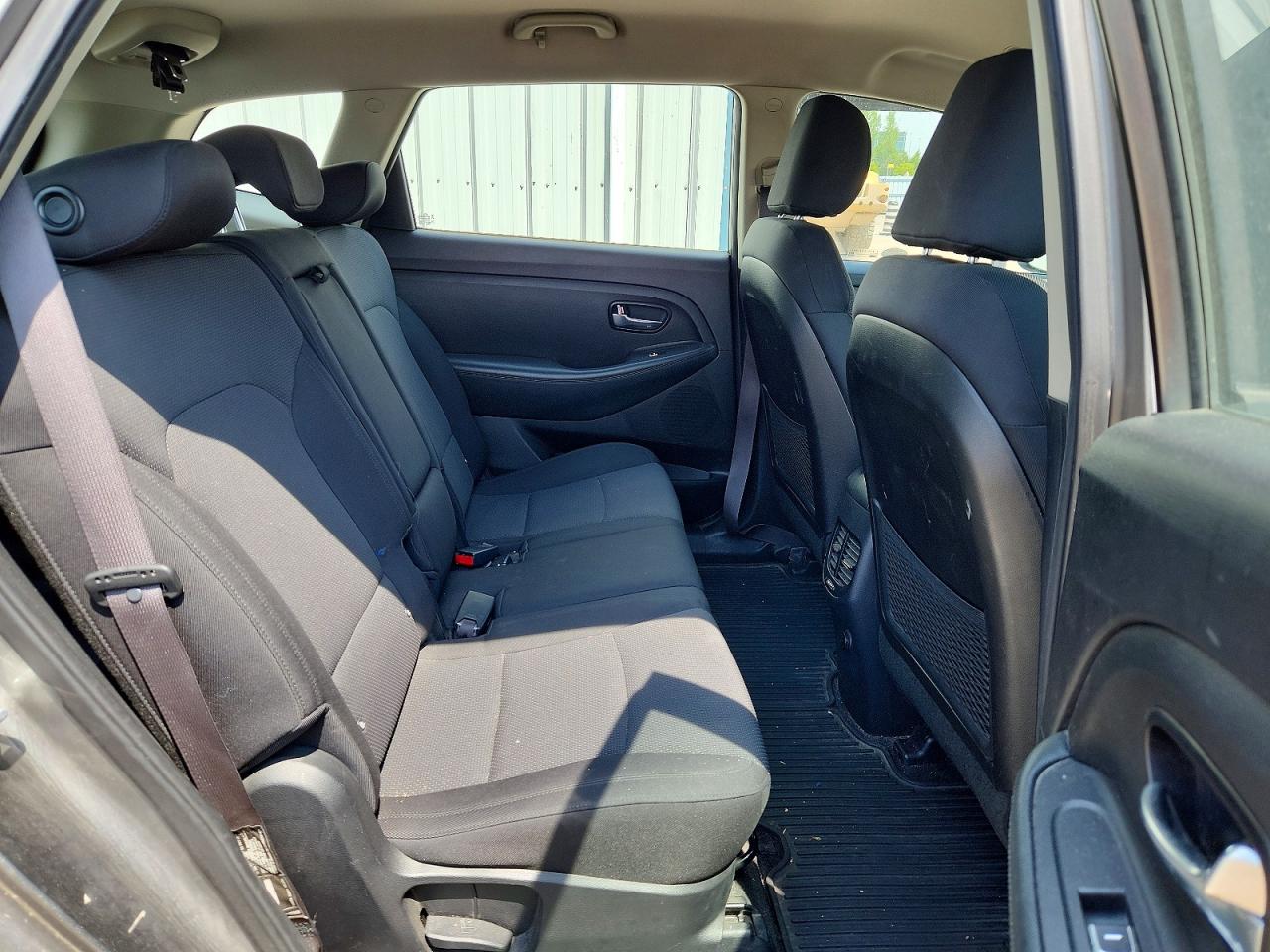 2014 Kia Rondo Silver vin: KNAHT8A36E7060376