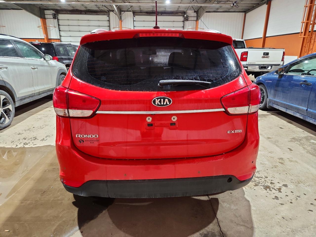 2015 Kia Rondo Red vin: KNAHU8A32F7077416