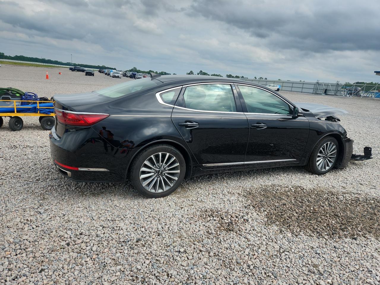 2017 Kia Cadenza Premium Black vin: KNALB4J15H5086309