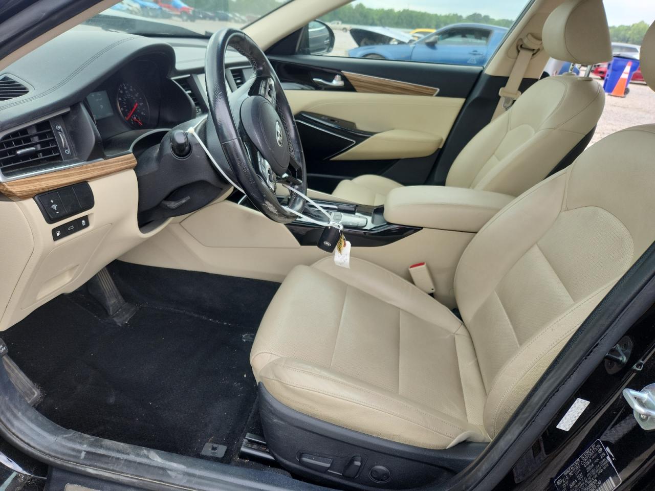 2017 Kia Cadenza Premium Black vin: KNALB4J15H5086309
