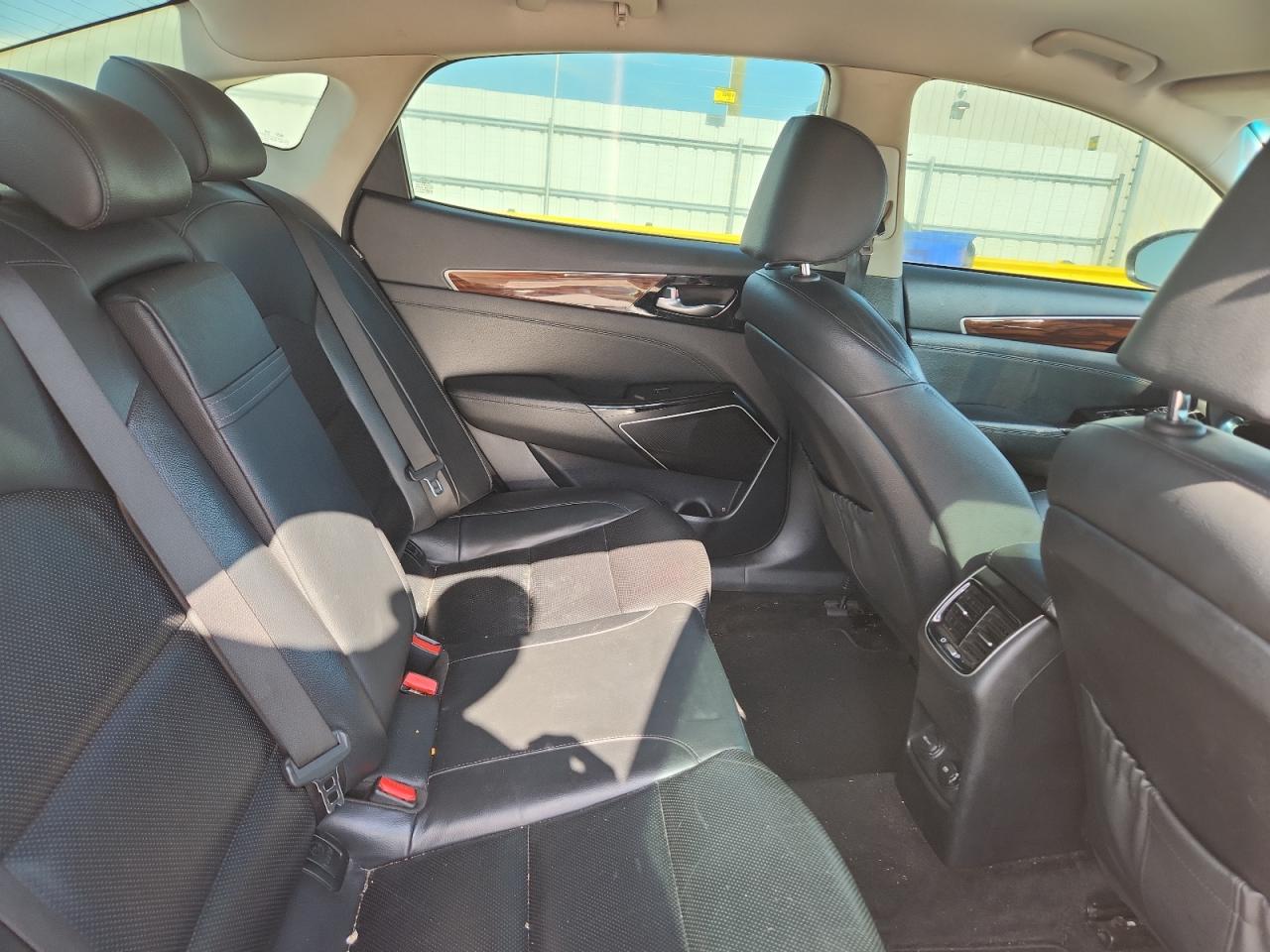 2017 Kia Cadenza Premium White vin: KNALB4J19H5039591