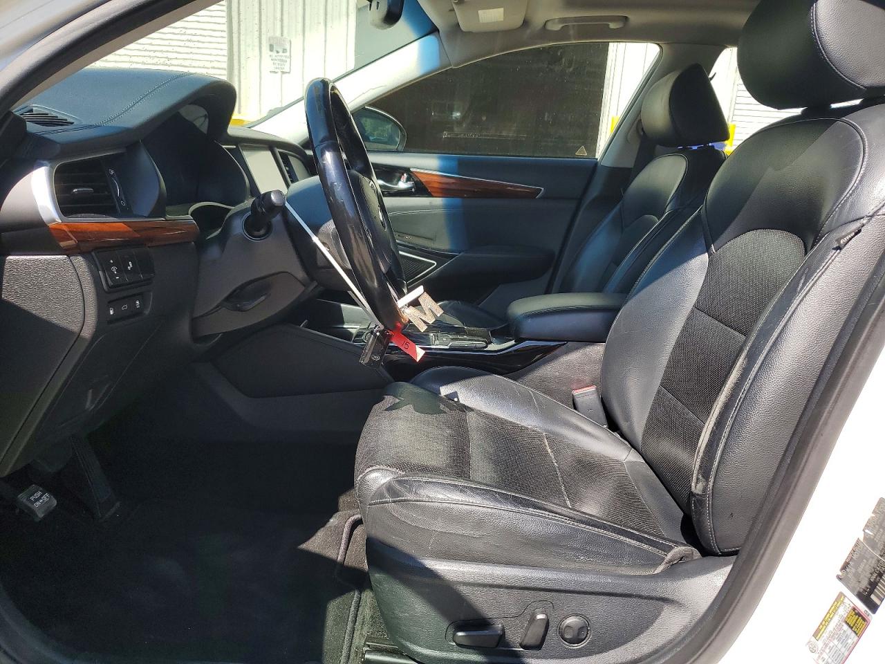 2017 Kia Cadenza Premium White vin: KNALC4J12H5046184