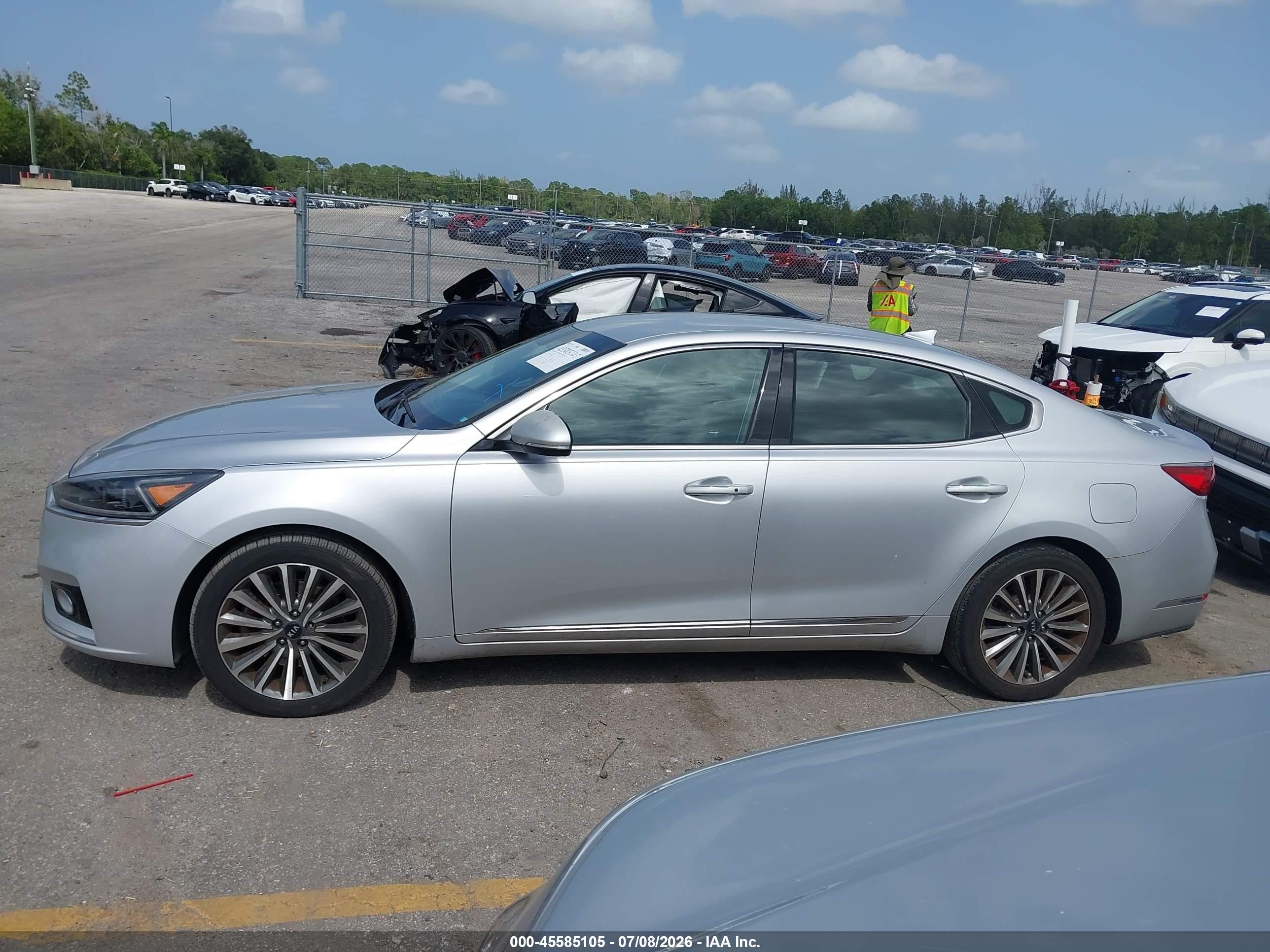2017 Kia Cadenza Premium Silver vin: KNALC4J13H5062572