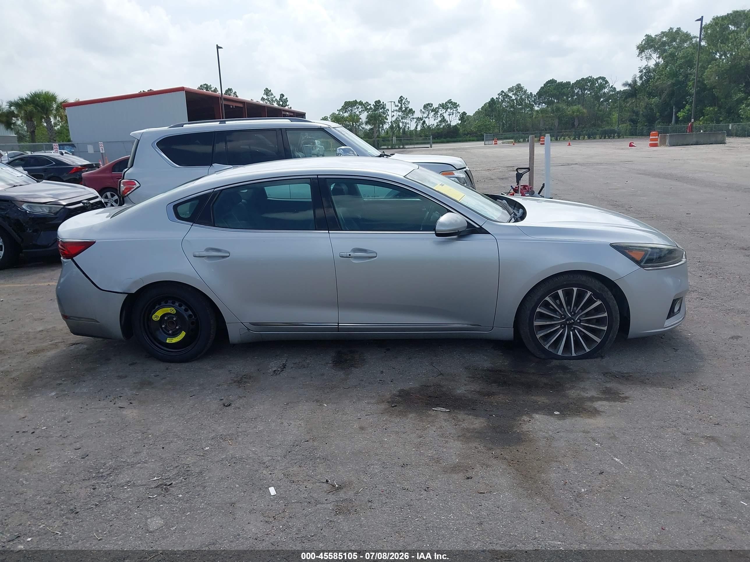 2017 Kia Cadenza Premium Silver vin: KNALC4J13H5062572