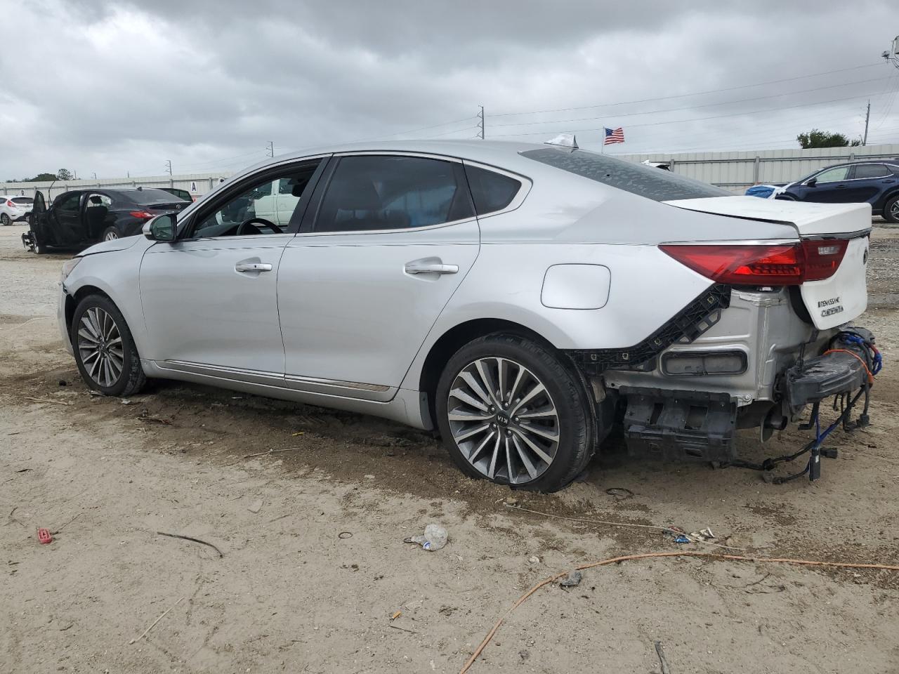 2017 Kia Cadenza Premium Серебряный vin: KNALC4J19H5057358