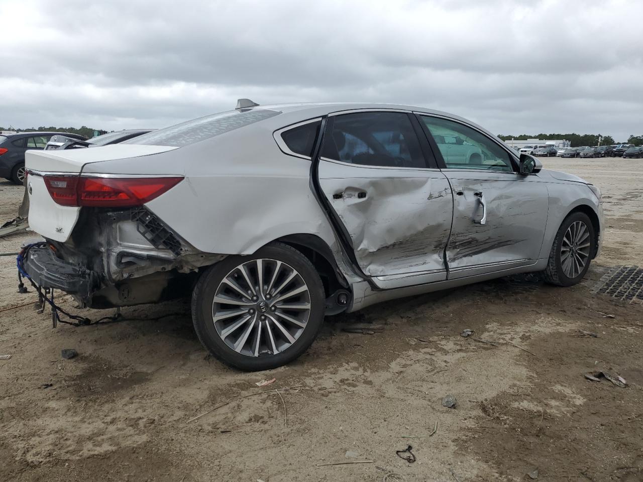 2017 Kia Cadenza Premium Серебряный vin: KNALC4J19H5057358