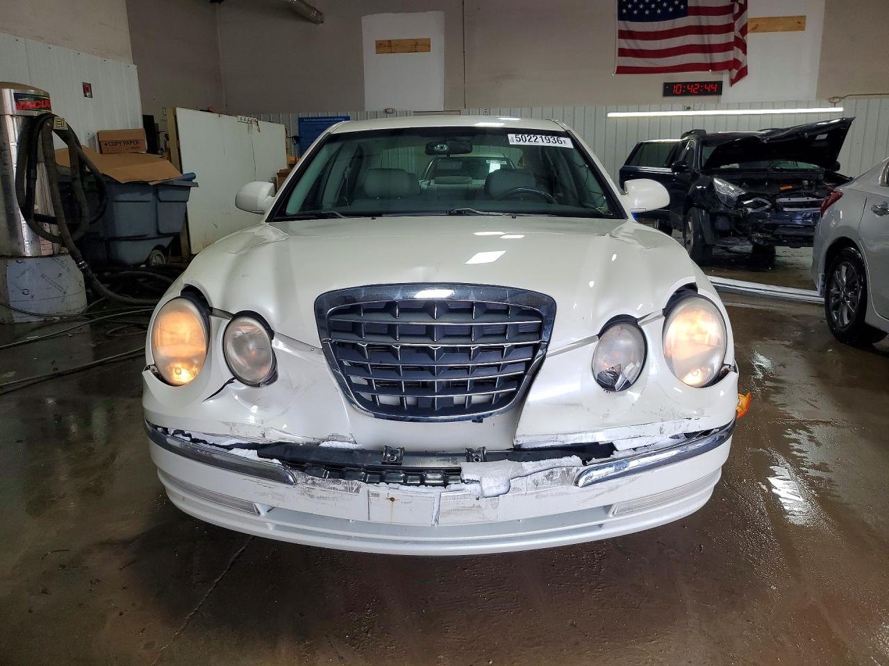 2004 Kia Amanti Base Cream vin: KNALD124045022478