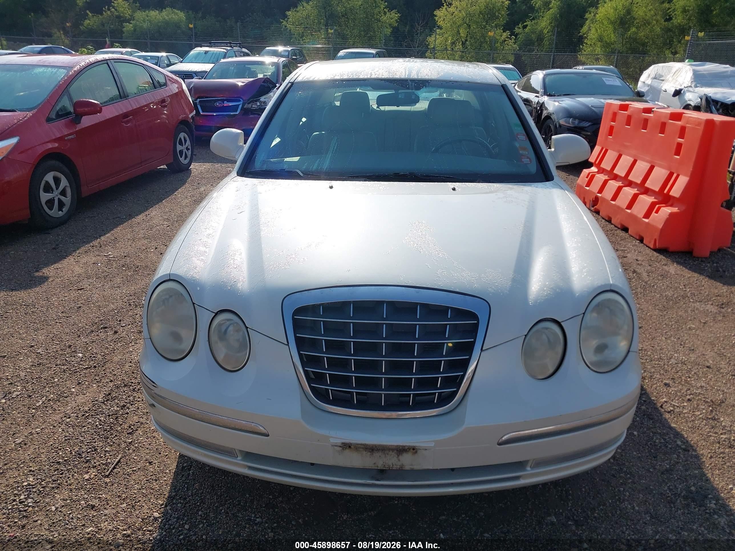 2004 Kia Amanti   White vin: KNALD124045035098