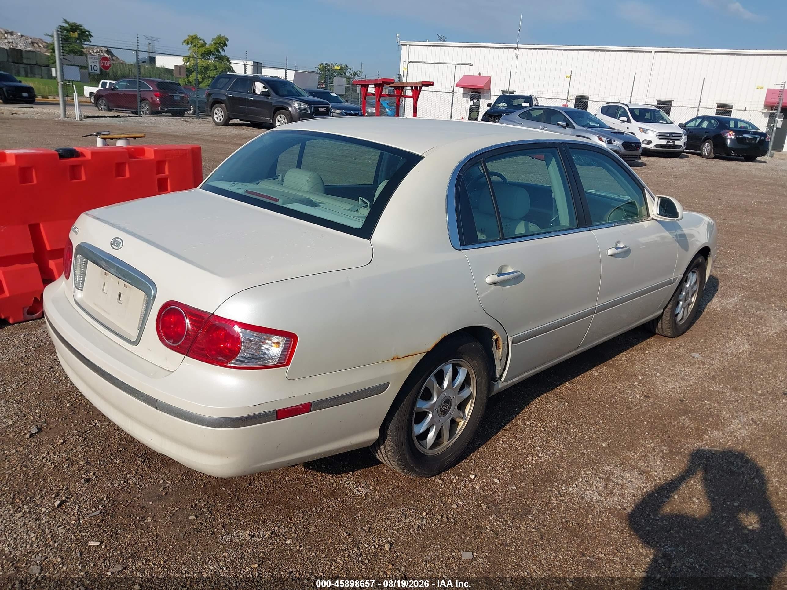 2004 Kia Amanti   White vin: KNALD124045035098