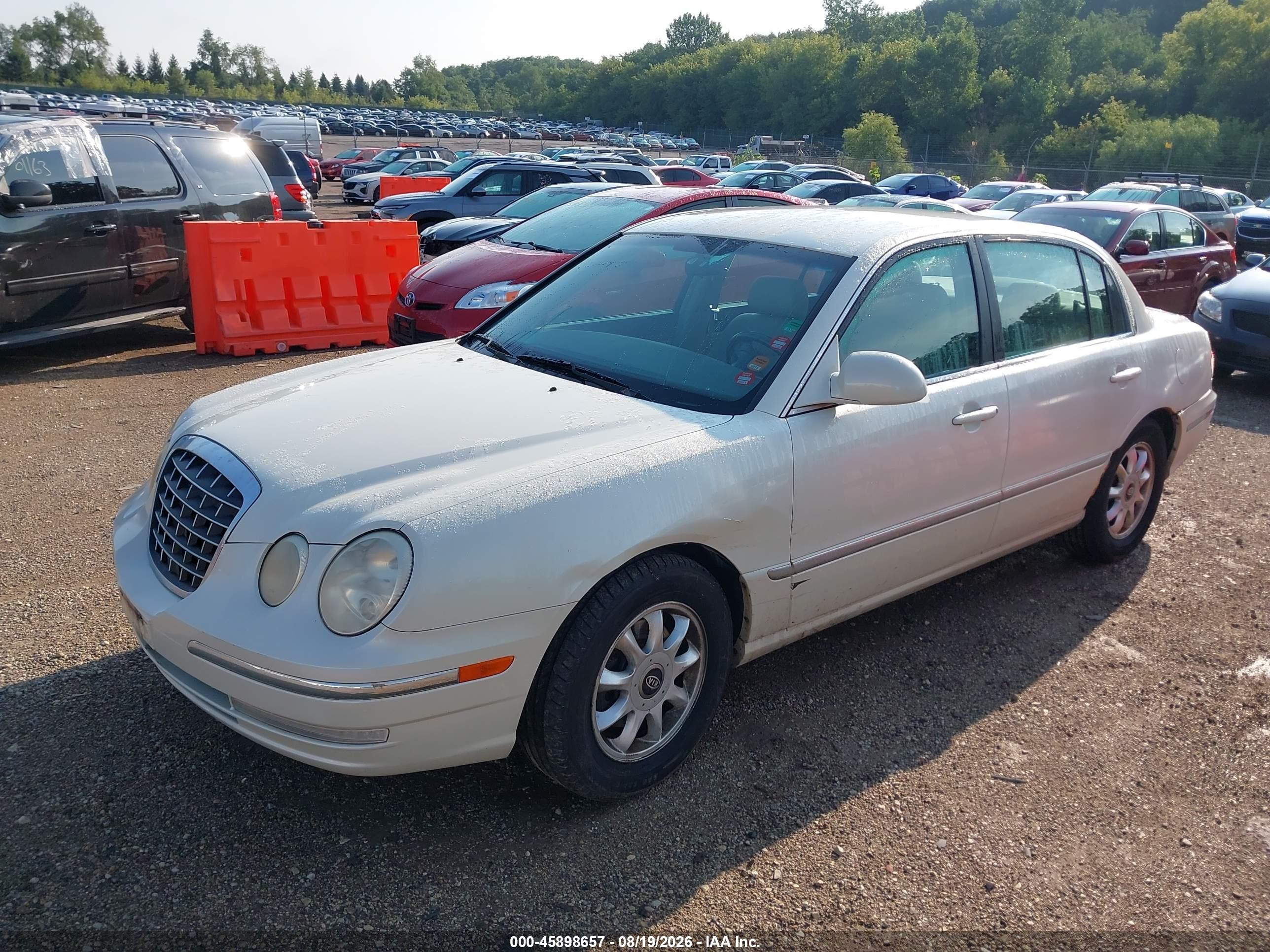 2004 Kia Amanti   White vin: KNALD124045035098