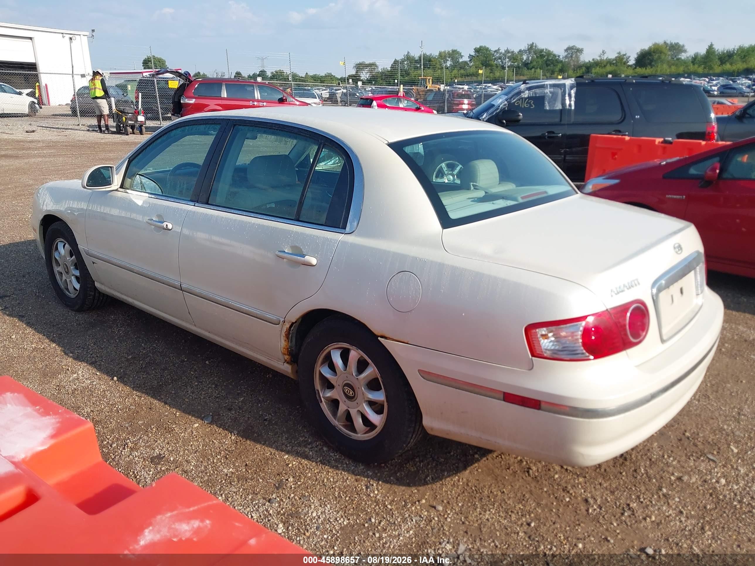 2004 Kia Amanti   White vin: KNALD124045035098
