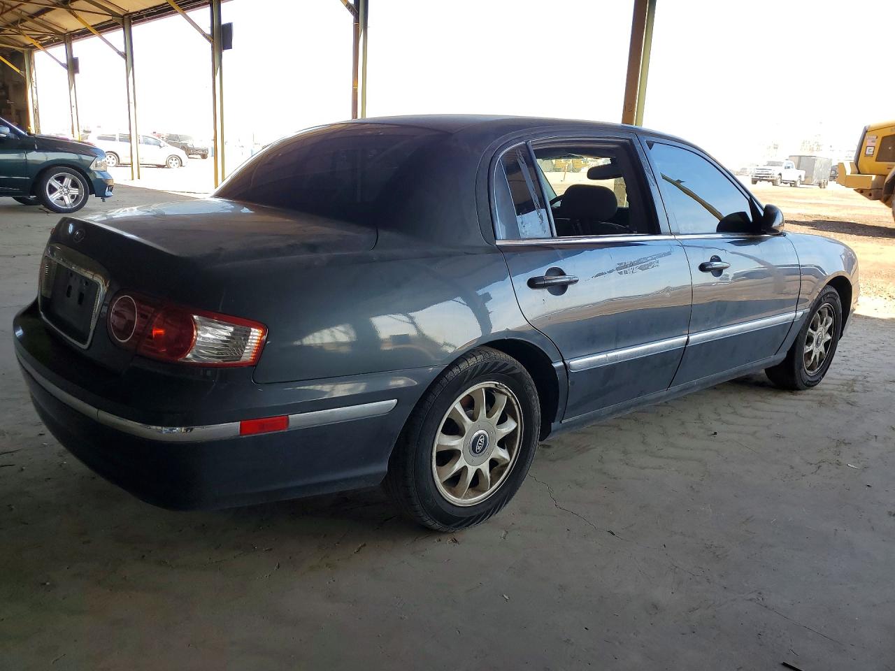 2004 Kia Amanti Base Gray vin: KNALD124145030394