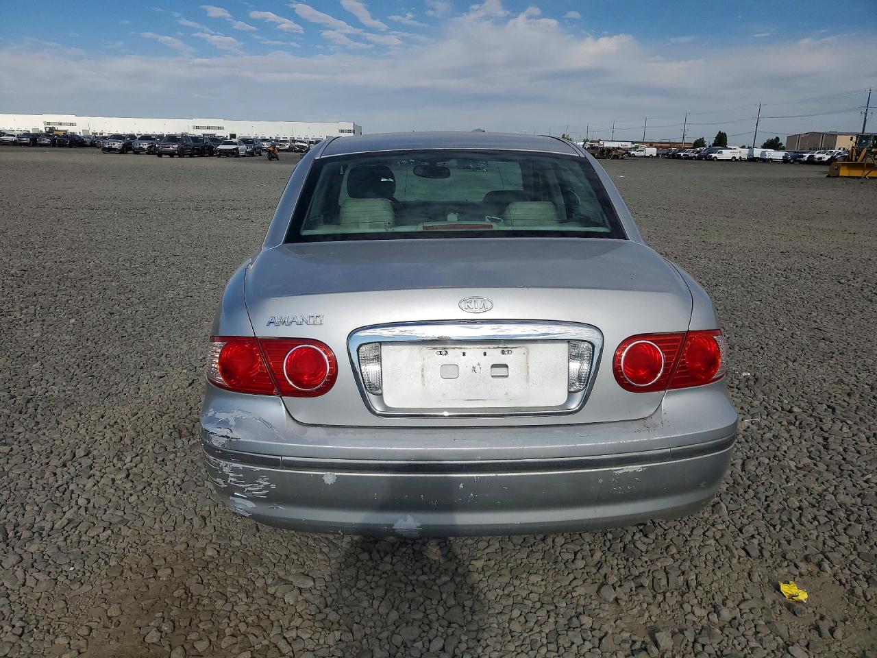 2005 Kia Amanti Base Silver vin: KNALD124155082464