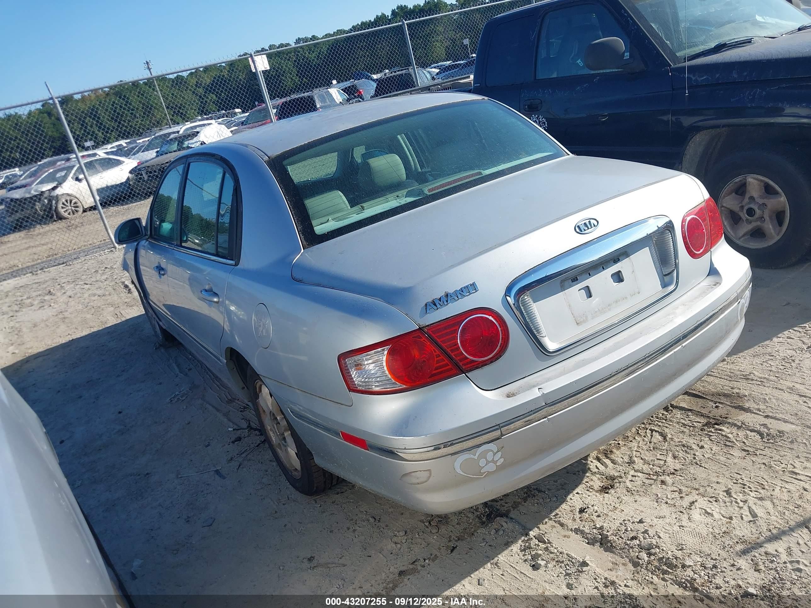 2006 Kia Amanti   Silver vin: KNALD124165091392