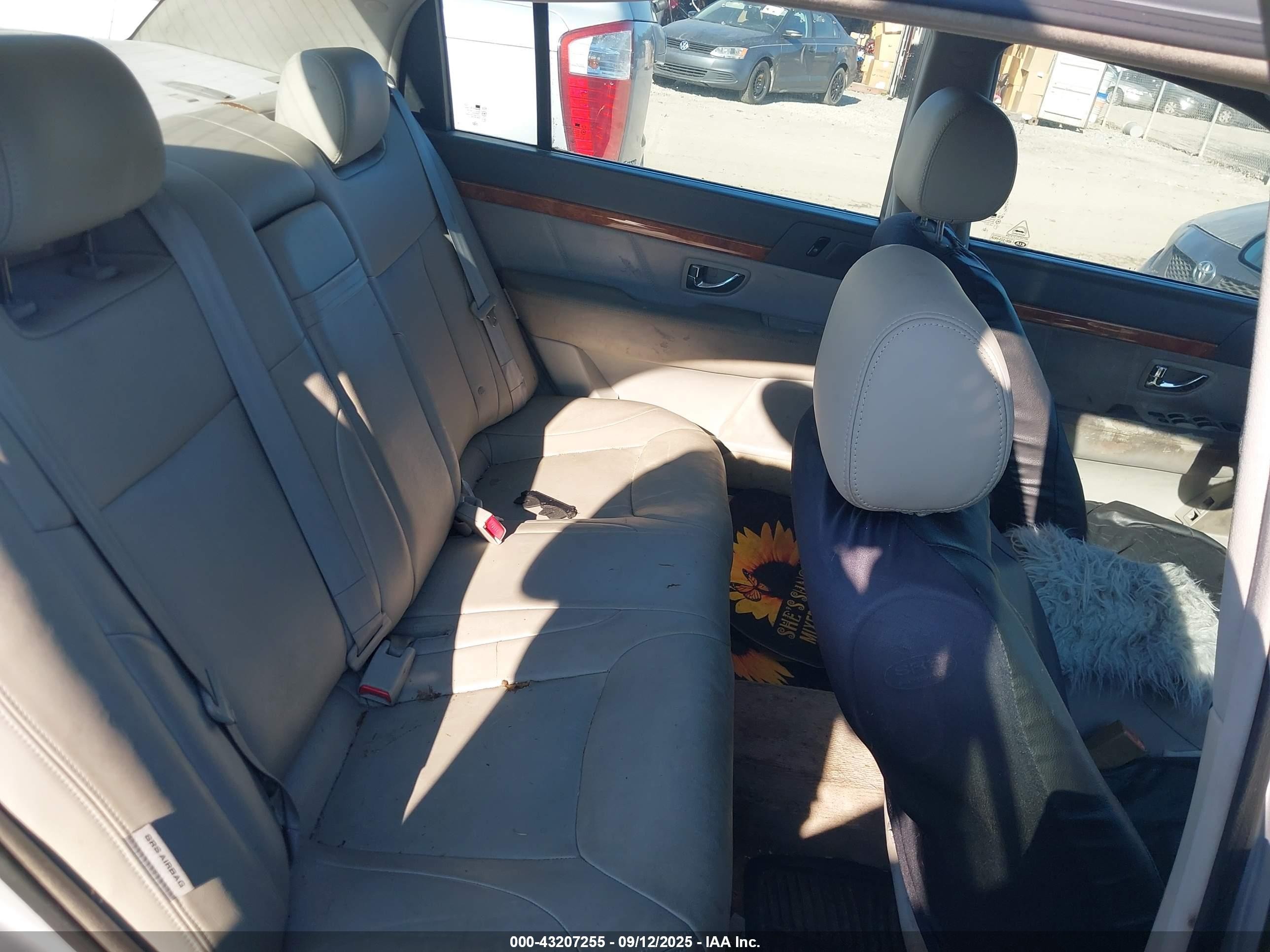 2006 Kia Amanti   Silver vin: KNALD124165091392