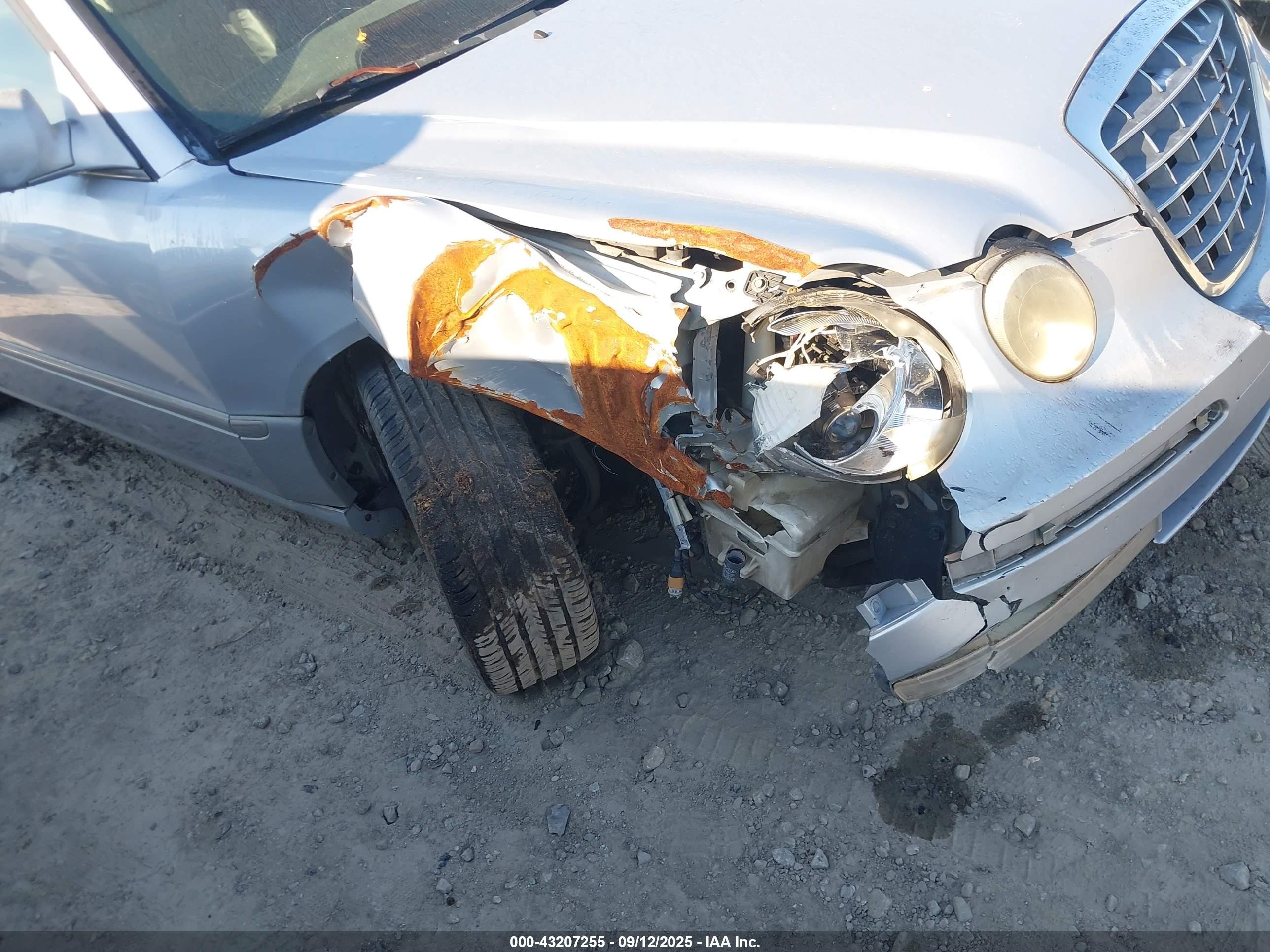 2006 Kia Amanti   Silver vin: KNALD124165091392