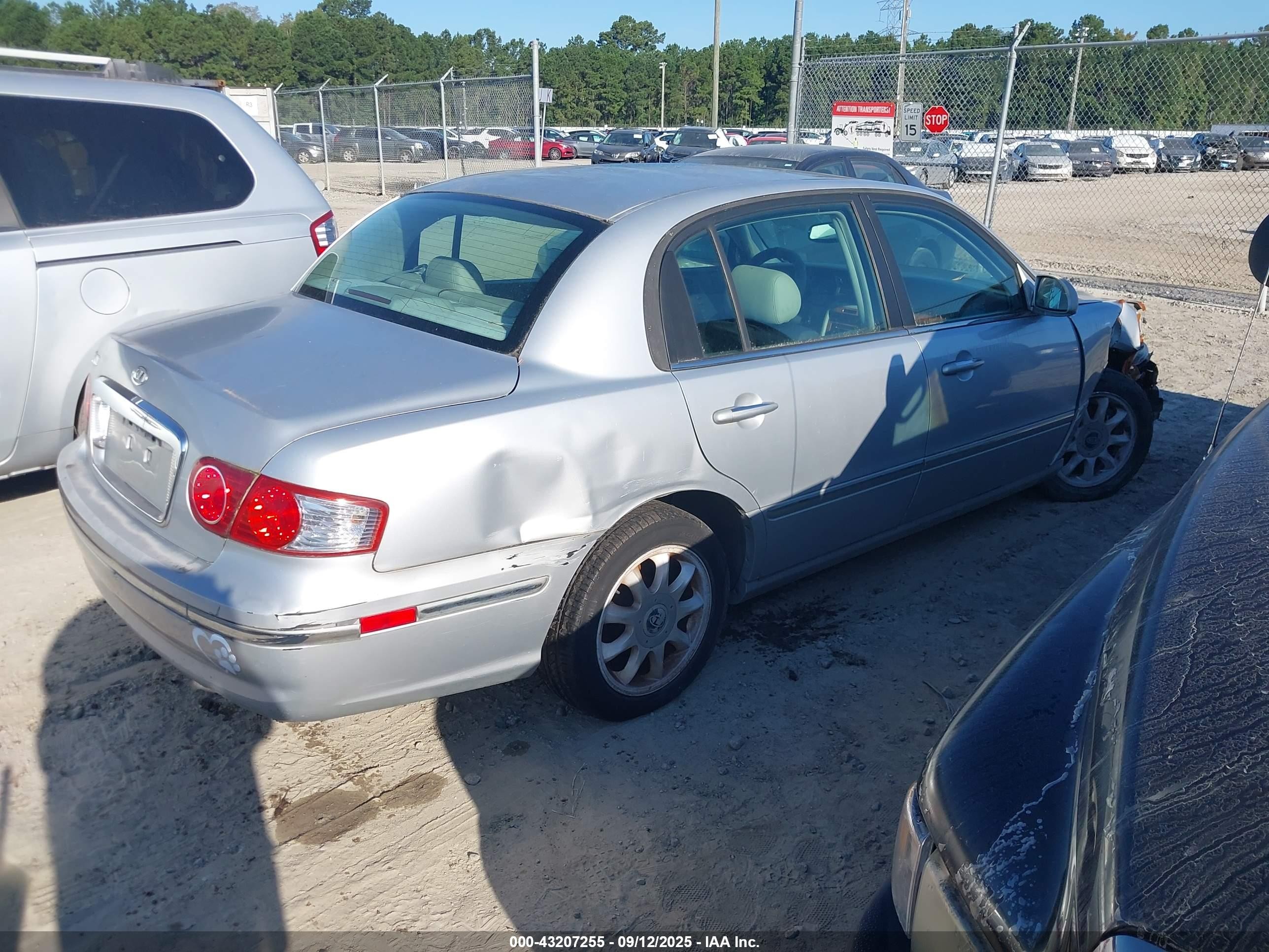 2006 Kia Amanti   Silver vin: KNALD124165091392