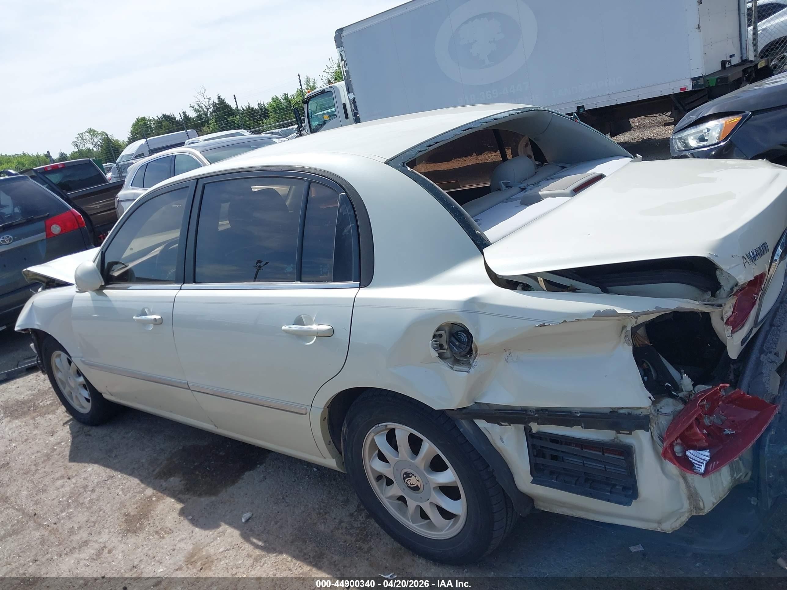 2005 Kia Amanti   White vin: KNALD124255053572