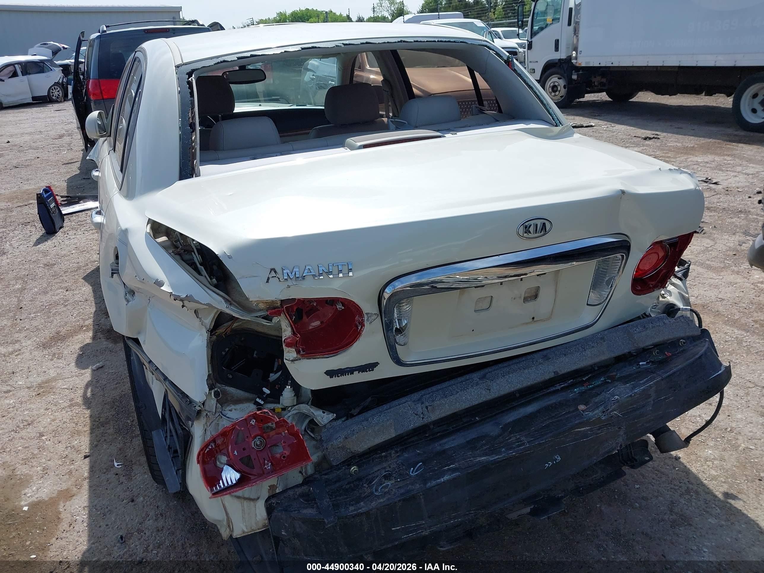 2005 Kia Amanti   White vin: KNALD124255053572