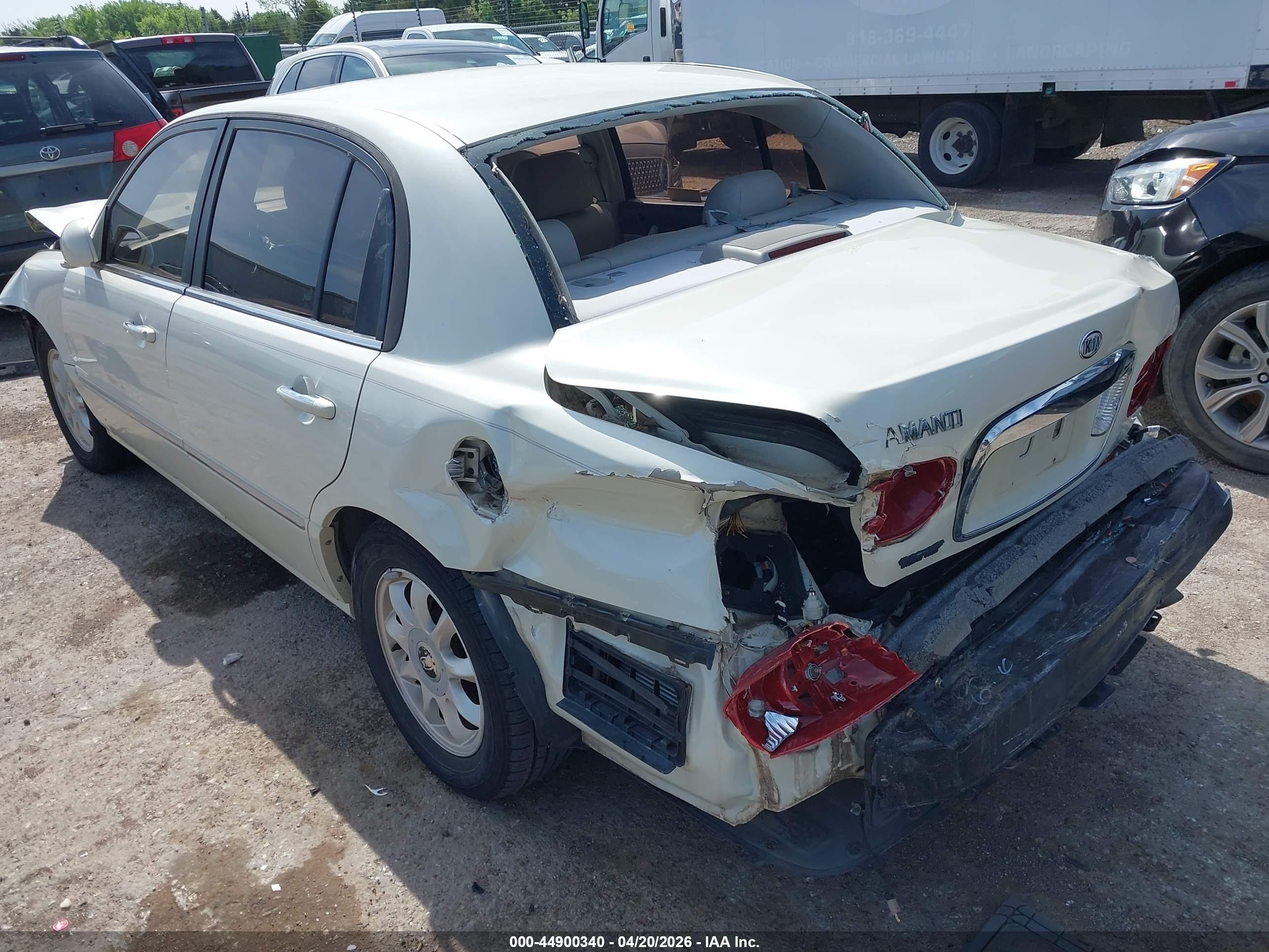 2005 Kia Amanti   White vin: KNALD124255053572